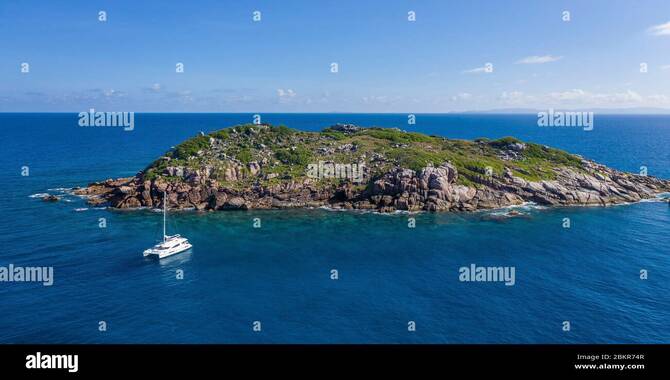 Les Mamelles Island