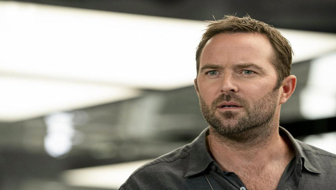 Sullivan Stapleton